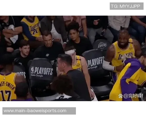 詹姆斯替补席上显不满情绪频频起身运球引发关注 詹姆斯替补席上显不满情绪频频起身运球引发关注