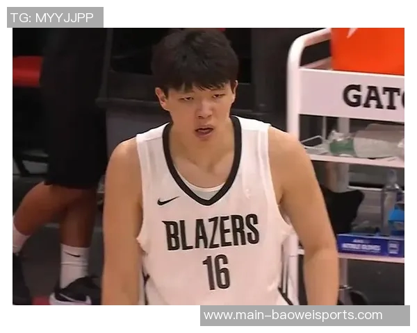 杨瀚森精彩单挑尤班克斯背运转身连招引发观众热烈反响