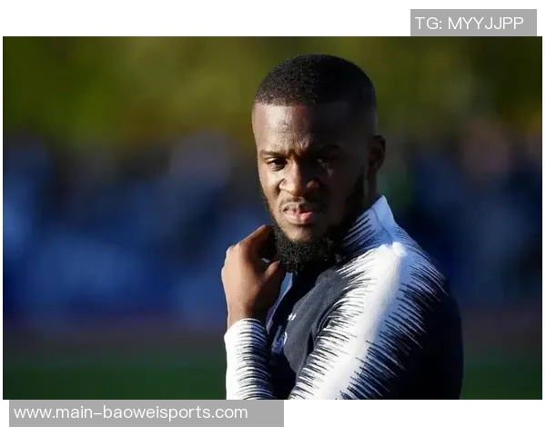 热刺边卫波罗被球迷电子烟砸中后捡起假装抽烟引发热议